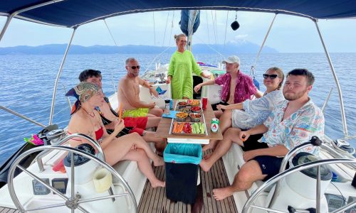 Explore Halkidiki - Celodnevno privatno krstarenje jedrenjem koje počinje iz Ormos Panagijasa